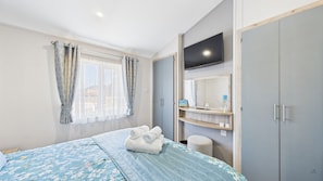 2 bedrooms, iron/ironing board, free WiFi, bed sheets