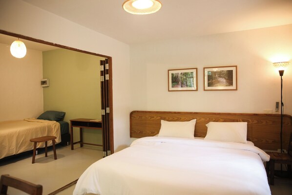 Casa familiar, varias camas, tina, vista al jardín | Ropa de cama hipoalergénica y decoración personalizada