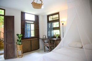 Standard-Einzelzimmer, 1 King-Bett, Badewanne, Gartenblick | Allergikerbettwaren, individuell dekoriert, individuell eingerichtet