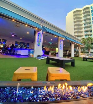 Terrace/patio - The Palms: 4th flr-Jr Ste, Poolside view | Destin (Destin)
