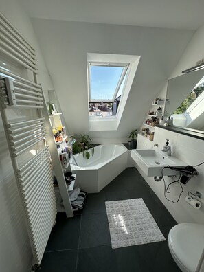 Een haardroger, handdoeken, zeep, toiletpapier