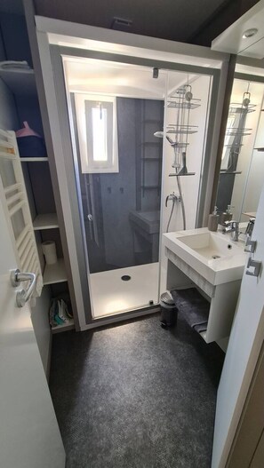 Douche, séchoir à cheveux, serviettes fournies, savon