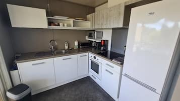 JÀÀkaappi, mikroaaltouuni, uuni, liesi