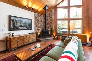 Älytelevisio, takka, pöytäjalkapallopöytä