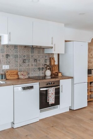 Fridge, cookware/dishes/utensils - Chão do Ribeirinho - A cozy rural retreat in Atalaia do Campo (Atalaia do Campo)