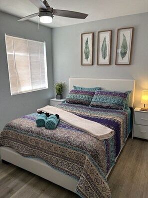 2 bedrooms, desk, iron/ironing board, free WiFi - Spicey Spencer 2 Qu-1 sofabed By Airport/UNLV Pool (Las Vegas)