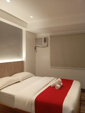 Standard Double Room | Bathroom - Mc Hotel Fairview (Quezon City)