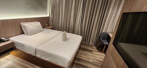 Deluxe-værelse - 1 queensize-seng | Skrivebord, arbejdsområde til bærbare computere, lydisolering