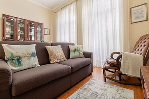 TV - Offers breathtaking sea views and a perfect blend of comfort and elegance (Seixal)