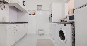 Fridge, microwave, oven, stovetop - Offers breathtaking sea views and a perfect blend of comfort and elegance (Seixal)