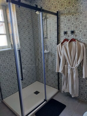 Een douche, een haardroger, handdoeken, zeep