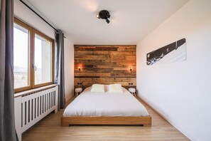 3 bedrooms, desk