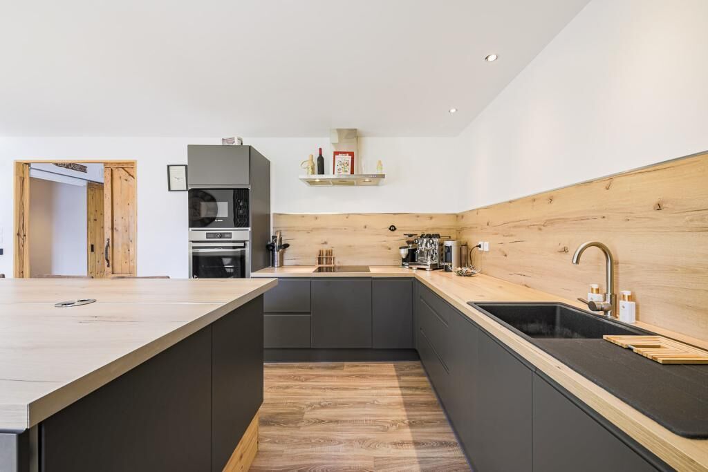 Cafetière/bouilloire, batterie de cuisine, vaisselle et ustensiles