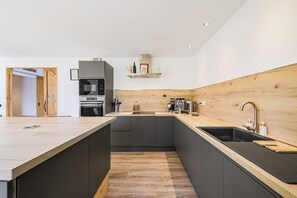 Coffee/tea maker, cookware/dishes/utensils, dining tables - Chaleureux Logement Haut de Gamme en Plein Coeur du Trièves. Animaux Acceptés ! (Clelles)