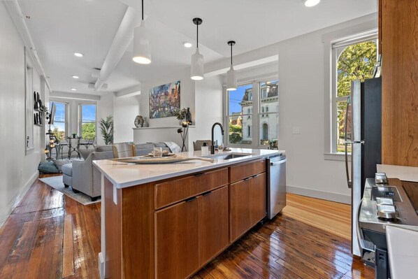 Refrigerador, microondas, horno, placa de cocina