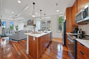 Køleskab, mikrobølgeovn, ovn, kogeplade