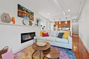 Smart TV, fireplace - The Flatiron | Views & Amazing Café | Near to ALL (Cincinnati)