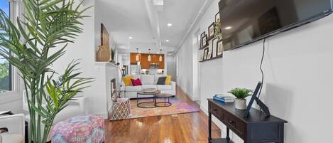 Een smart-tv en een open haard