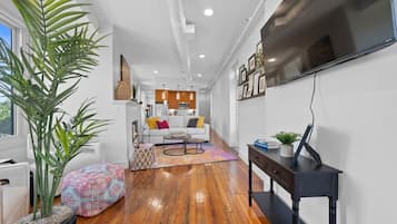 Smart TV, fireplace