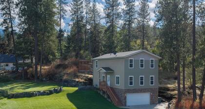 Rocky Ridge Retreat | Walk to River + Dining