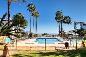 Pool - Fabulous beachfront Penthouse at La Perla De La Bahia (Casares)
