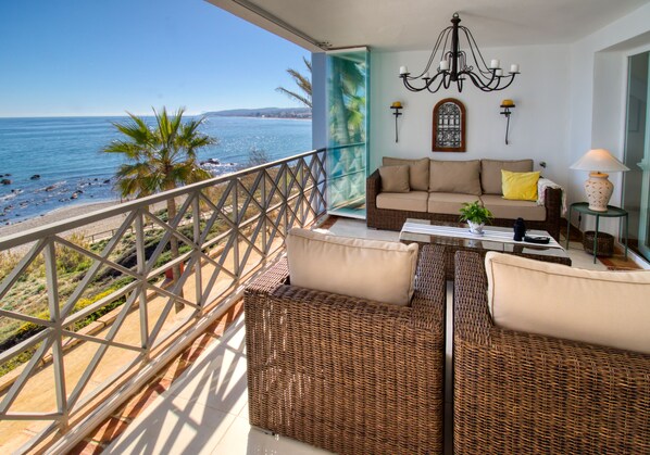 Property grounds - Fabulous beachfront Penthouse at La Perla De La Bahia (Casares)