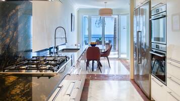 Een koelkast, een magnetron, een oven, een kookplaat