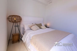 3 chambres, fer et planche à repasser, lit de bébé portatif