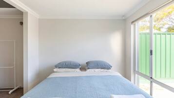 2 habitaciones, tabla de planchar con plancha, wifi y ropa de cama