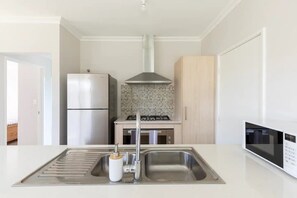 Kühlschrank, Mikrowelle, Ofen, Herdplatte