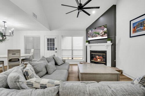 Heart of MSU Modern Townhouse | 3BR | Garage