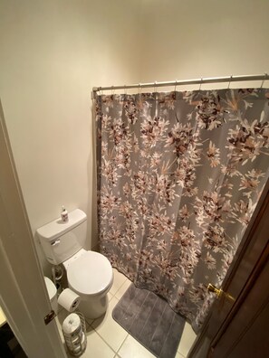 Séchoir à cheveux, serviettes fournies