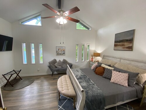 Cotton District | Historic | King Bed