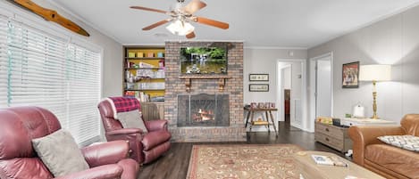 Smart TV, fireplace