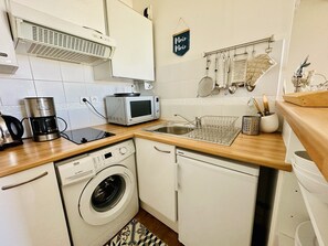 Réfrigérateur, micro-ondes, plaque de cuisson, cafetiÚre/bouilloire