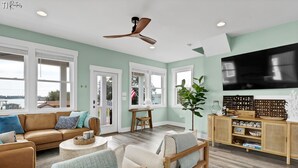 Smart TV, books - Otter Space | Waterfront | Dog Friendly | Hot Tub (Surf City)
