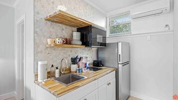 Frigorifero, microonde, piano cottura, macchina per tè/caffè