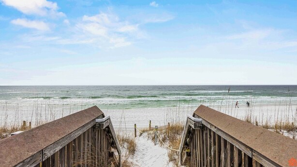 A wooden boardwalk leading to a beach with a clear view of the ocean. - Sandy Toes Studio: Your Beachfront Getaway Awaits (Fort Walton Beach)