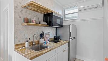 Geladeira, micro-ondas, cooktop, cafeteira/chaleira