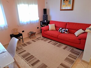 Smart-TV, bøker og stereoanlegg