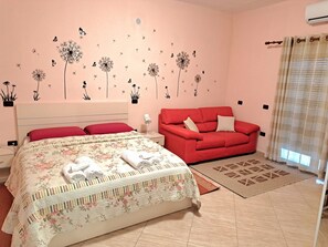 2 habitaciones, escritorio y tabla de planchar con plancha 