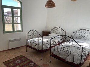 3 bedrooms, iron/ironing board, WiFi, bed sheets - Maison village dans le Luberon (Saignon)