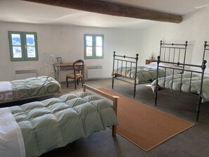 3 bedrooms, iron/ironing board, WiFi, bed sheets - Maison village dans le Luberon (Saignon)