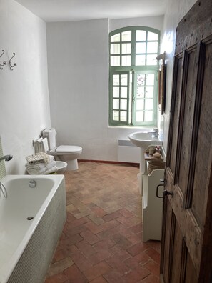 Douche, sèche-cheveux, bidet, serviettes fournies