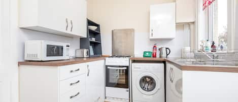 Een koelkast, een magnetron, een oven, een waterkoker