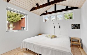 3 bedrooms, iron/ironing board, travel crib, free WiFi - 3 bedroom cozy home in Skibby (Skibby)