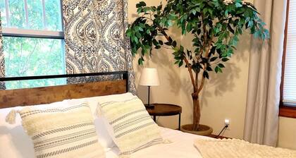 Quiet Downtown Apt w/ Fireplace