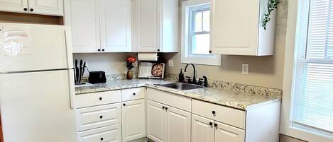 Kylskåp, mikrovågsugn, ugn och spishäll