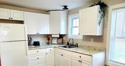 Quiet Downtown Apt w/ Fireplace