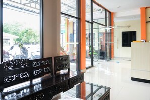 Lobby sitting area - OYO Life 1149 Hotel Mustika (Tanjung Pandan)